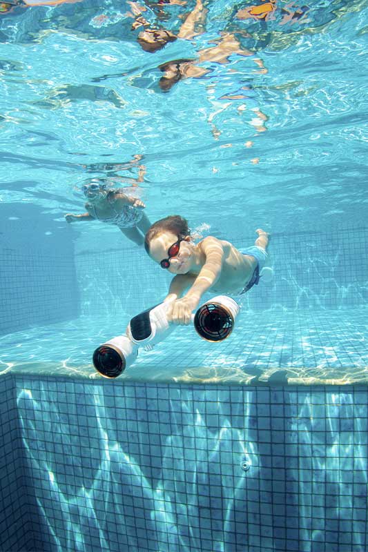 enfant qui joue dans sa piscine avec un scooter sous marin sublue mix