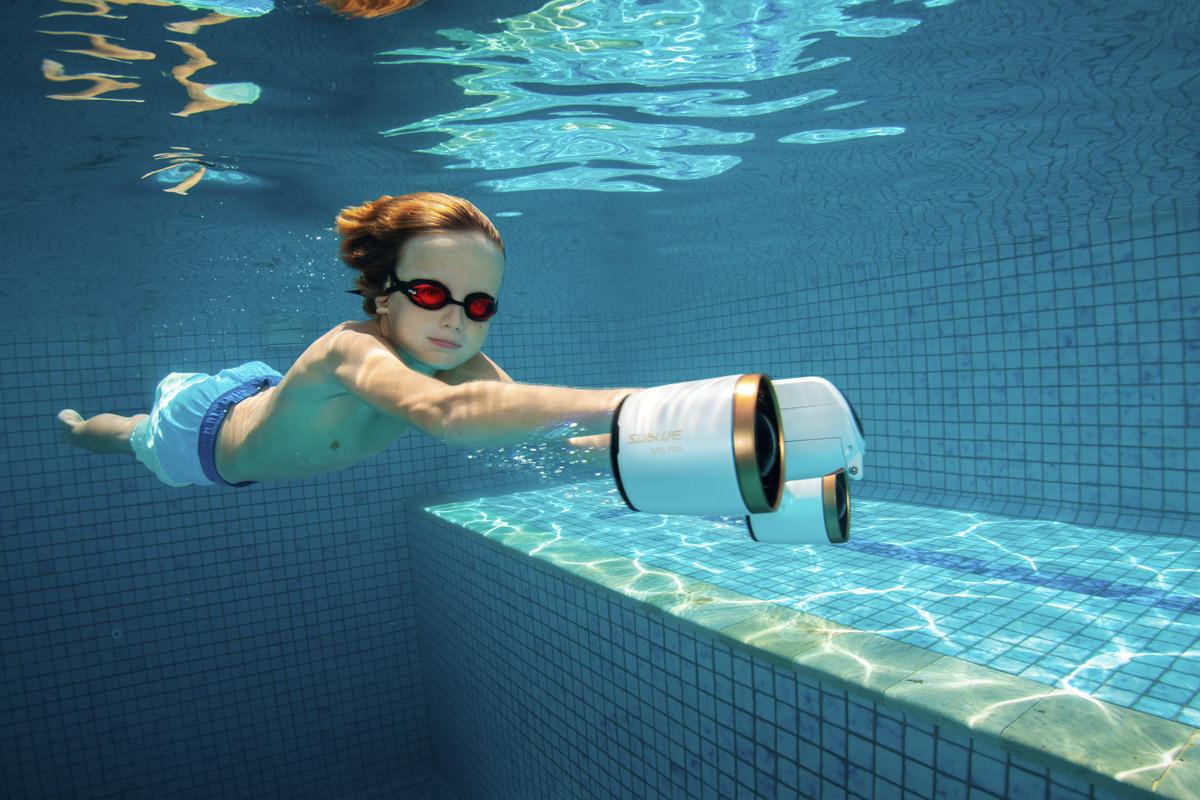 enfant sous l'eau dans une piscine avec un scooter sous marin sublue mix pro