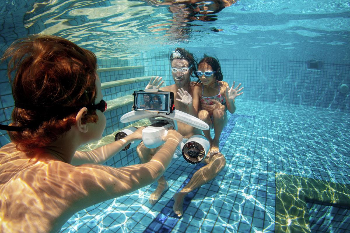 scooter sous marin sublue en piscine avec toute la famille