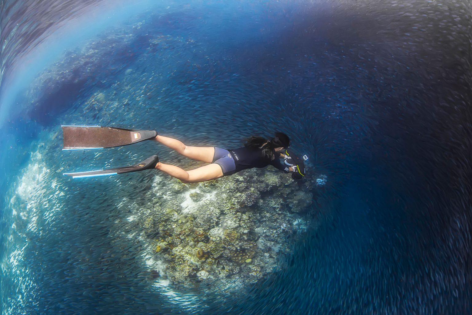 Apneísta sobre un arrecife con un scooter submarino Sublue Navbow
