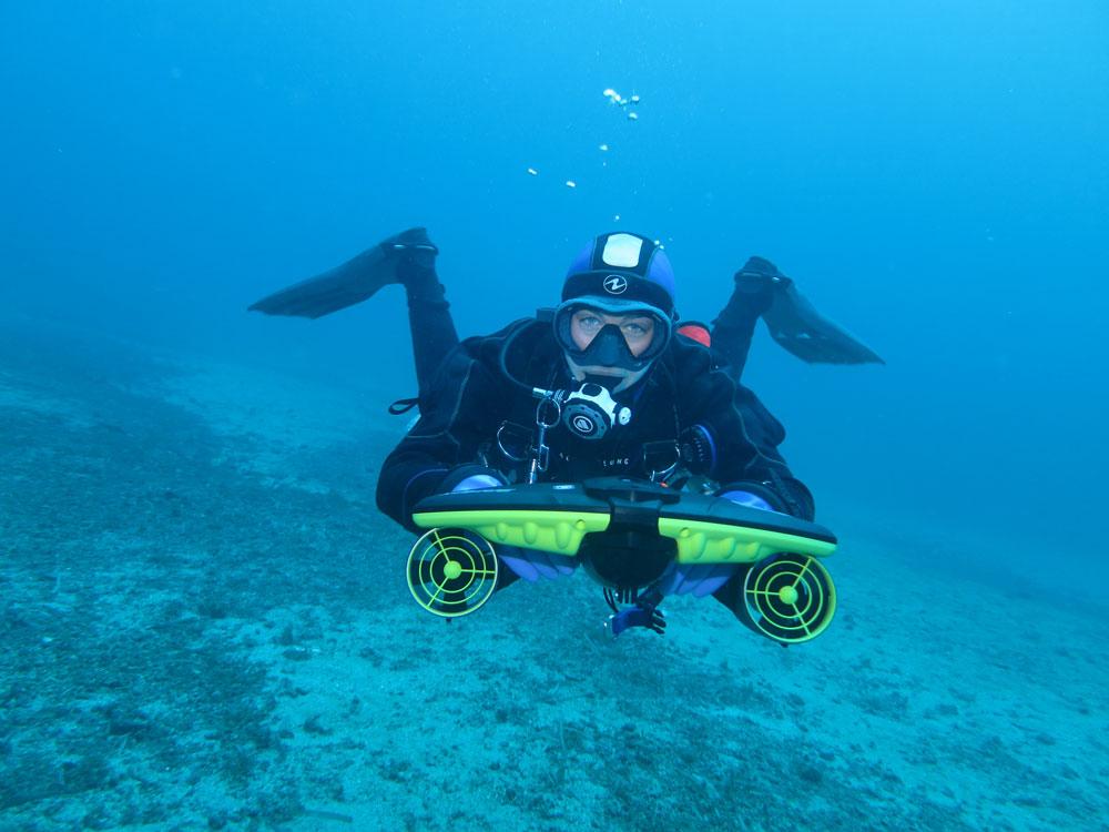 plongeur de face avec un scooter sous marin sublue green navbow