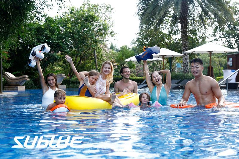 groupe de personne heureuse en piscine avec des Watertoys