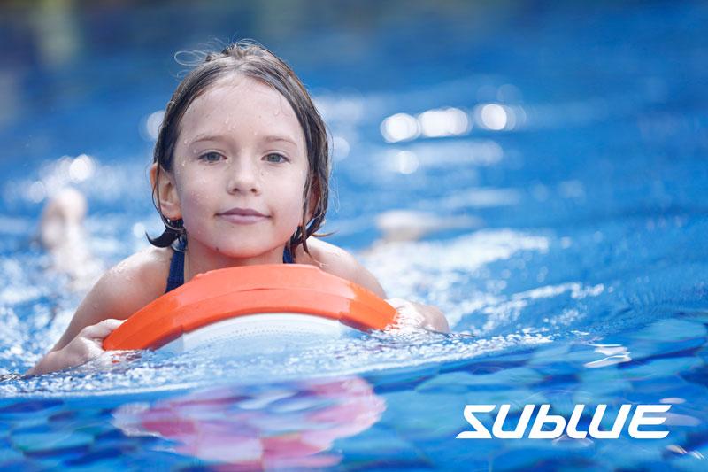 fille qui s'amuse avec une planche motorisé sublue orange