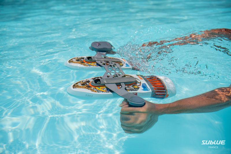 scooter sous marin sublue duo dans une piscine