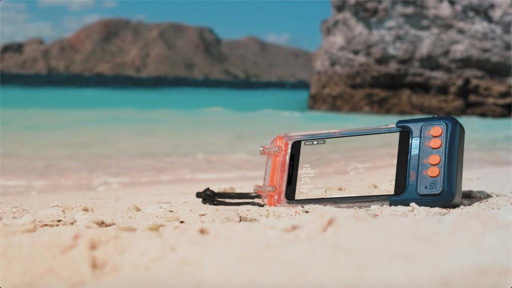 Carcasa Sublue H1 en una playa al atardecer