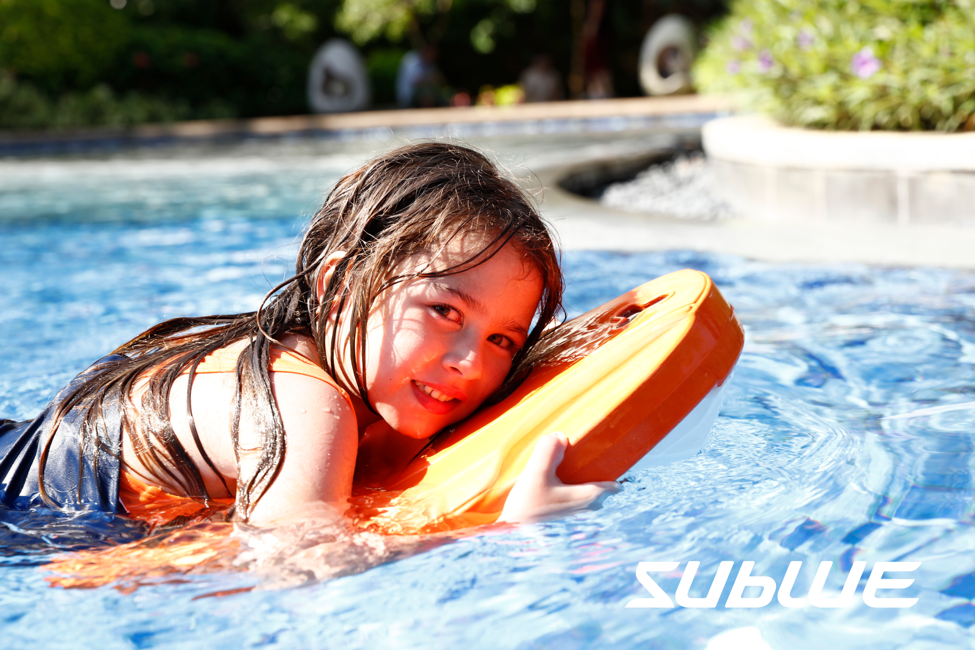 enfant fille s'amuse en piscine avec la planche motorisé swii