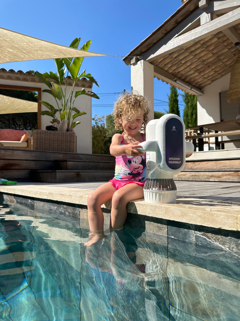 lou avec le hagul au bord de la piscine