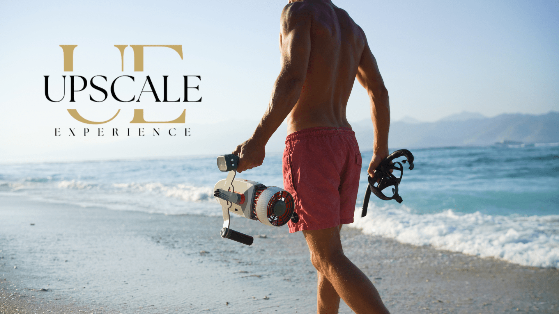 homme sur la plage avec un tini : Upscale Experience