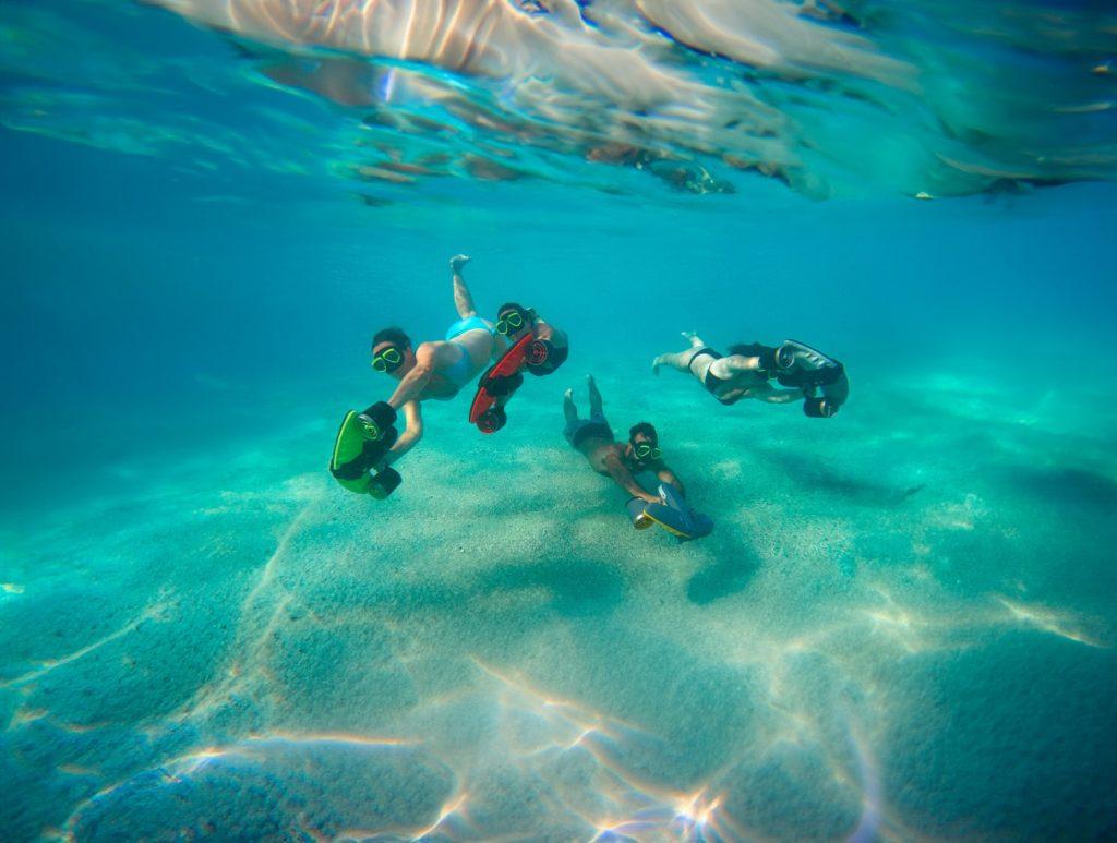 Photo groupe sous l'eau avec scooter sous-marin Navbow