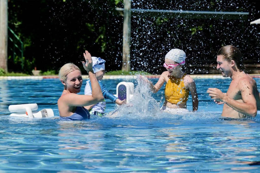 Famille joue piscine scooter sous marin