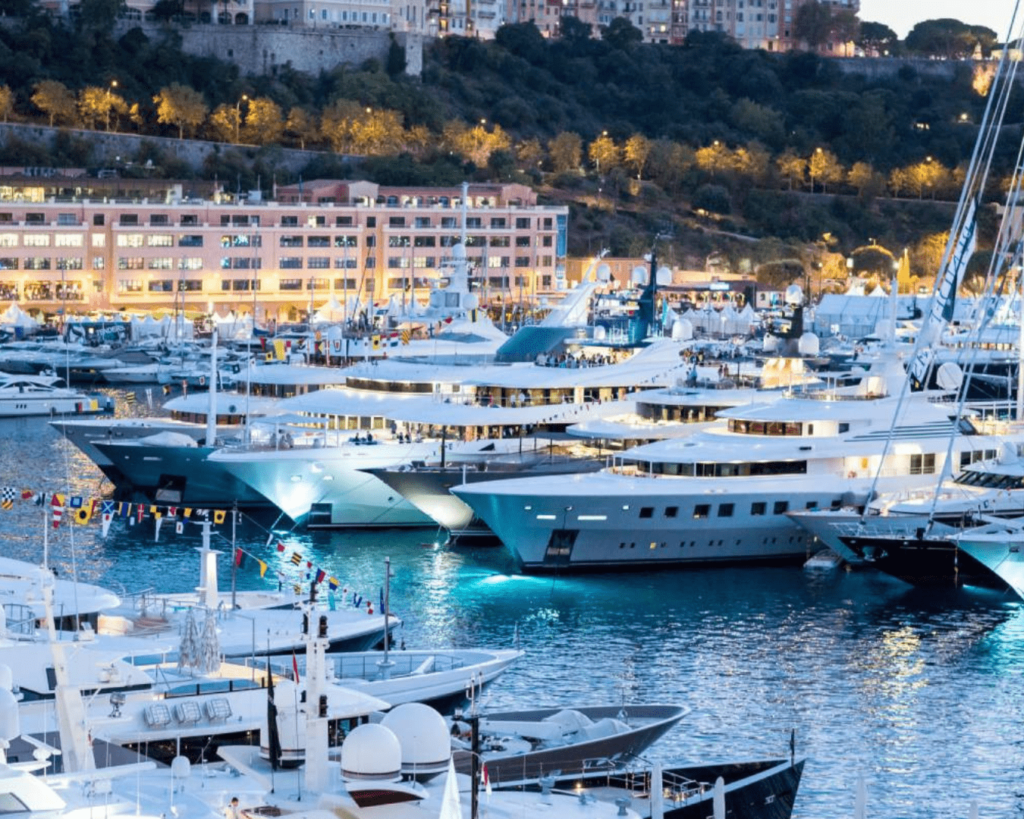 yacht sur le port hercule