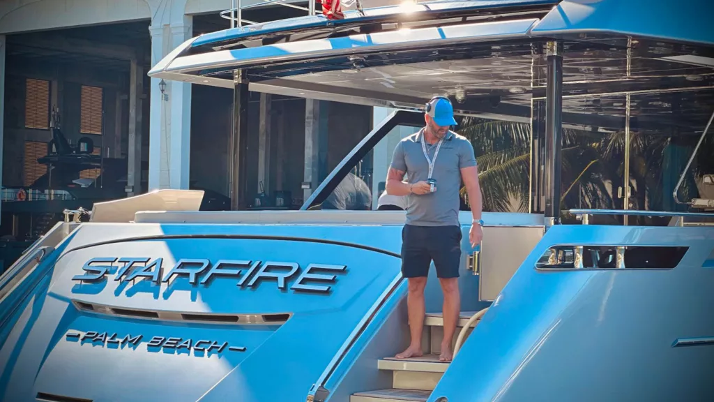 homme classe avec son yacht controller qui controle son bateau 