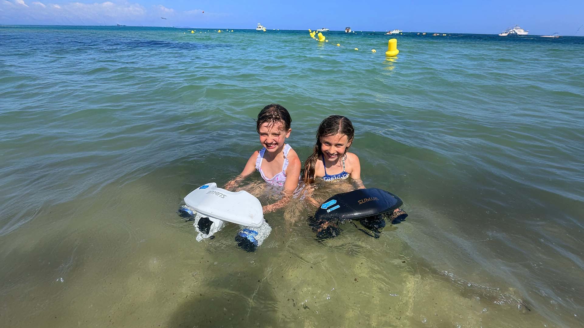 deux filles avec un scooter sous marin Sublue