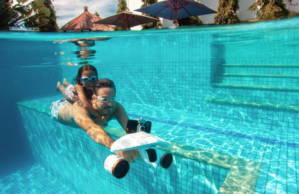 Dois nadadores numa piscina com um Sublue Mix Pro