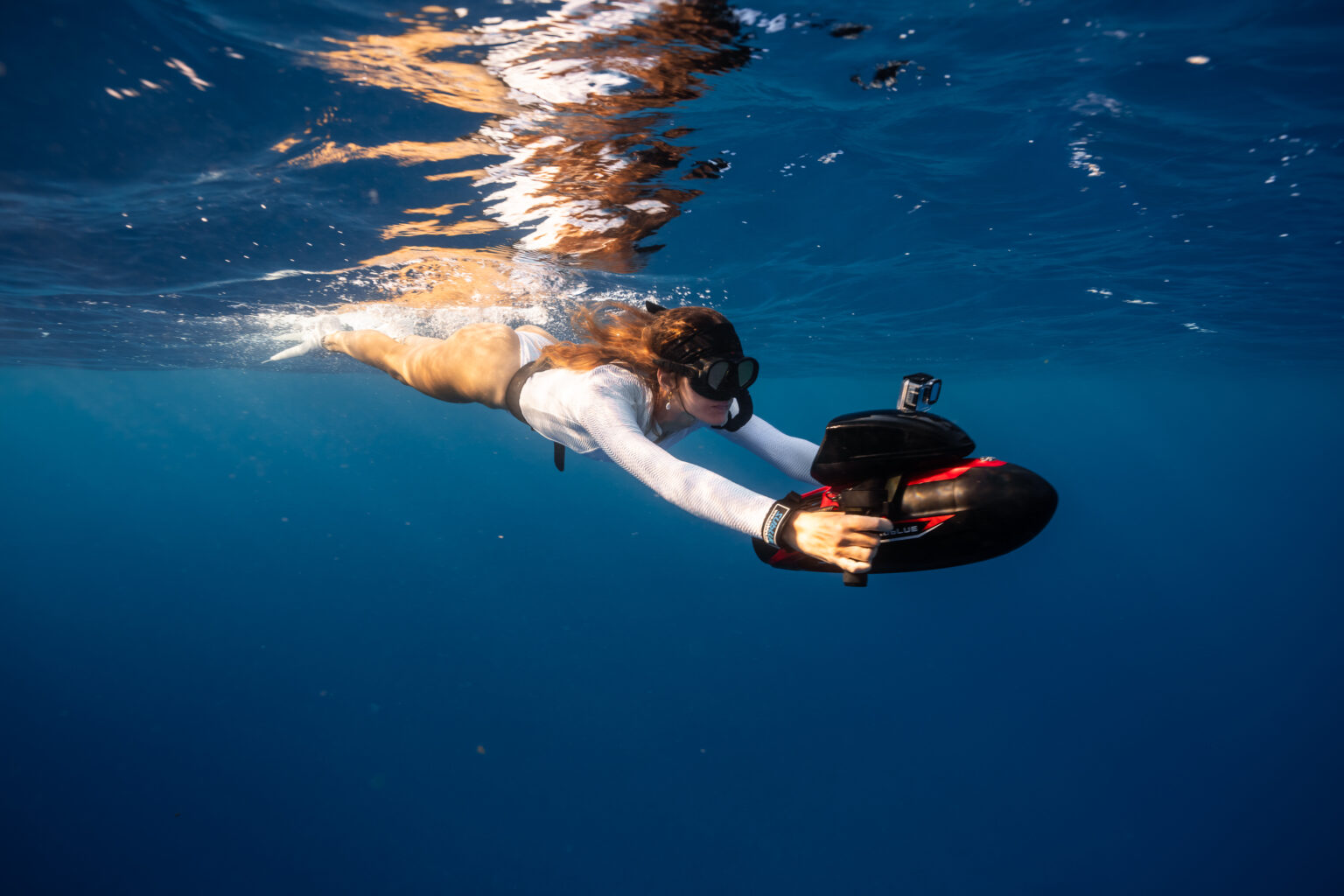 Nageuse en surface avec un scooter sous-marin Sublue Vapor