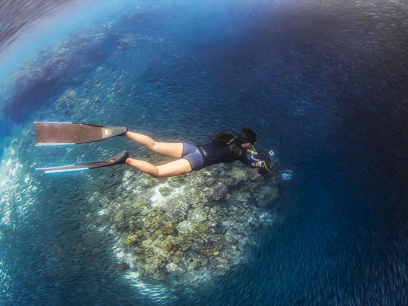 Apnéiste au-dessus d'un récif avec un scooter sous-marin Sublue Navbow