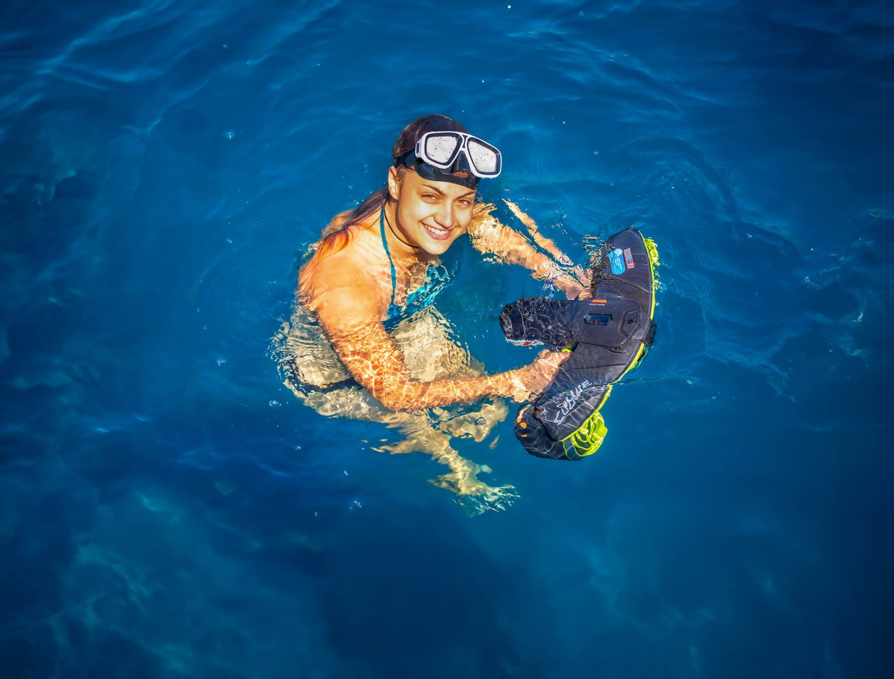 Nageuse en surface tenant un scooter sous-marin Sublue Navbow