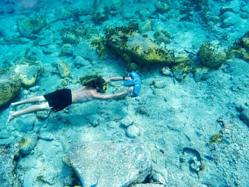 Apnéiste au ras du fond rocheux avec un Sublue Navbow+