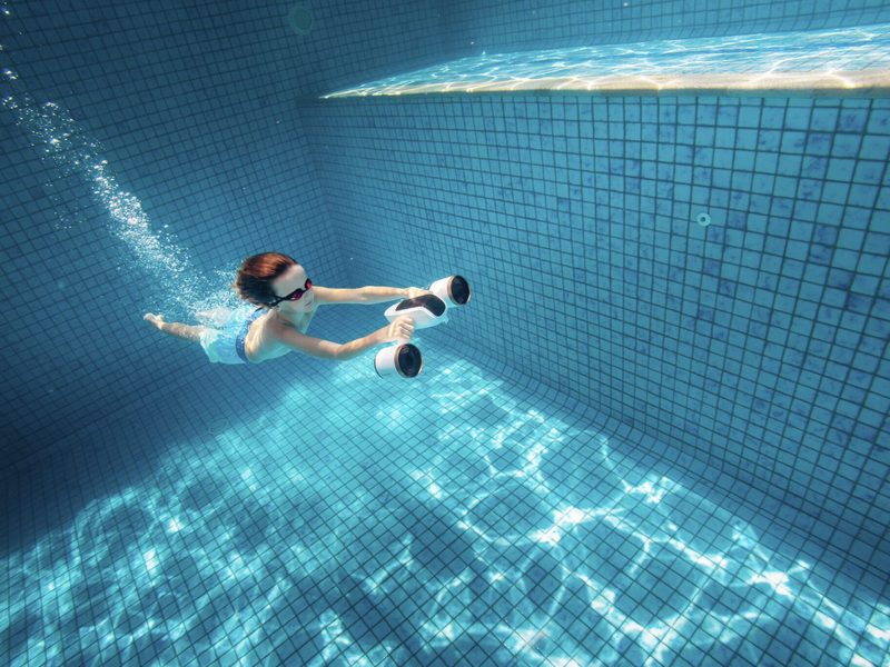 Enfant en piscine avec un scooter sous-marin Sublue Mix Pro