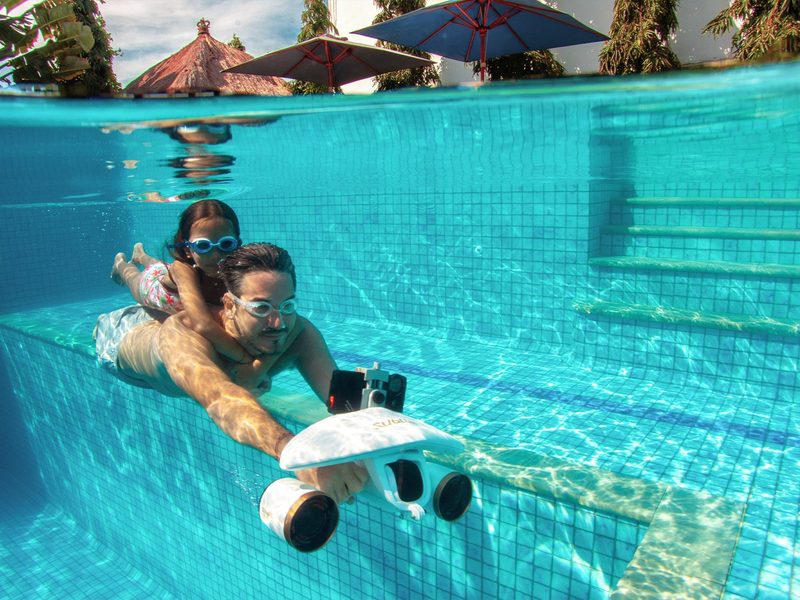 Deux nageurs en piscine avec un Sublue Mix Pro