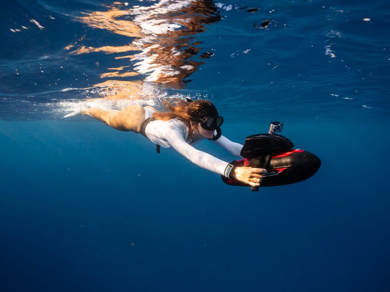 Nageuse en surface avec un scooter sous-marin Sublue Vapor