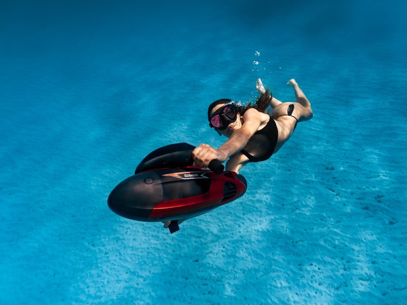 Apnéiste sur un fond de sable avec un Sublue Vapor