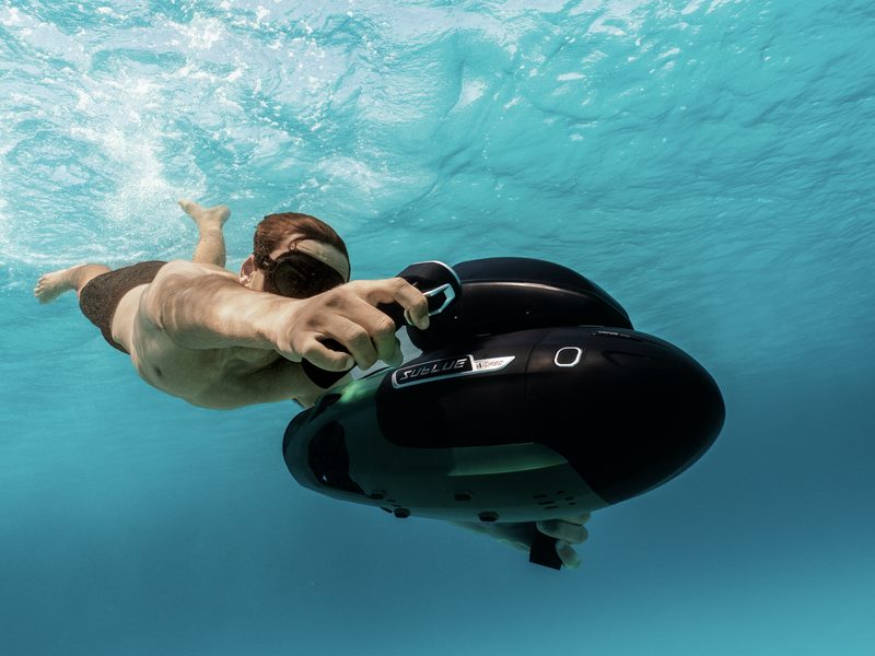 Nageur en eau turquoise avec un scooter sous-marin Sublue Vapor Pro