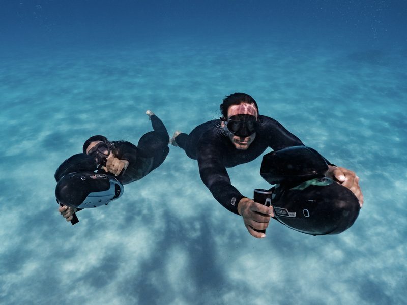 Deux plongeurs sur un fond de sable avec des Sublue Vapor Pro